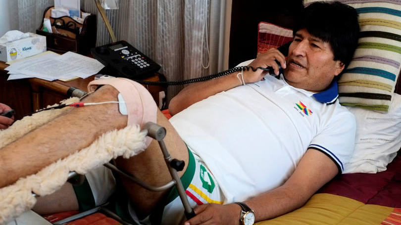 Bolívia

O presidente da Bolívia, Evo Morales, se recupera de uma cirurgia no joelho esquerdo por conta de uma ruptura de ligamento, ainda não caminha sozinho e faz uma hora de reabilitação diária na cama. 